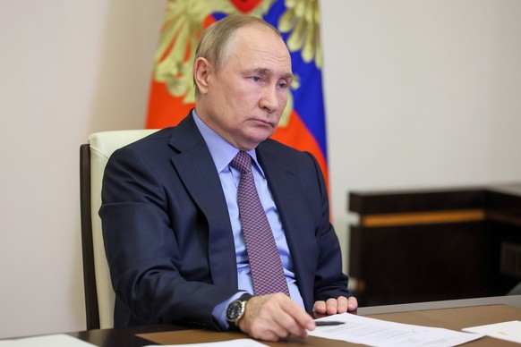 RUSSIA, MOSCOW REGION - NOVEMBER 15, 2022: Russia s President Vladimir Putin holds a meeting of the Pobeda Victory Organising Committee via video link from his Novo-Ogaryovo residence. Mikhail Metzel/ ...