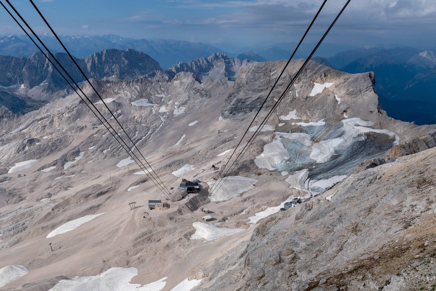 Zugspitze Das touristisch erschlossene Zugspitzplatt. Blick auf das Platt mit den resten des Schneeferners. Blick auf das Platt mit den resten des Schneeferners. Garmisch-Partenkirchen Bayern Deutschl ...