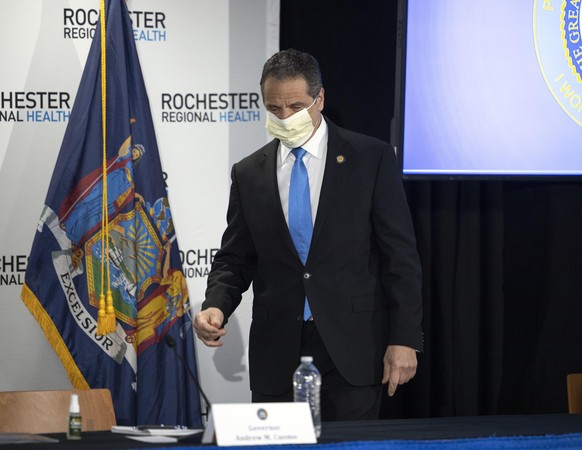 Gouverneur Andrew Cuomo trägt bei einer Pressekonferenz Mundschutz.