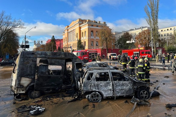 10.10.2022, Ukraine, Kiew: Rettungskr