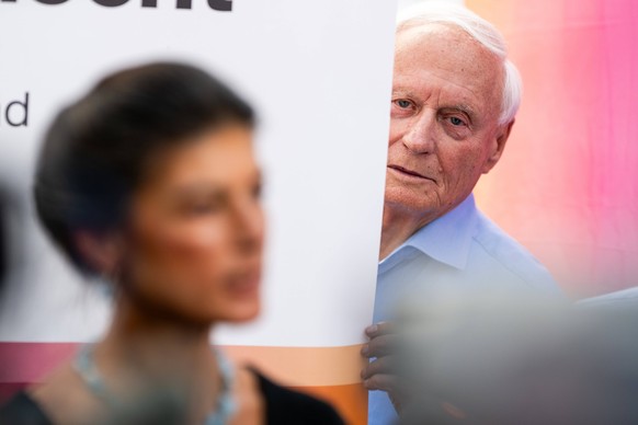 BSW WAHLKAMPFVERANSTALTUNG IN EISENACH 19/08/2024 - Eisenach: Die Bundesvorsitzende des BSW, Sahra Wagenknecht, gibt ein Pressestatement. W�hrenddessen schaut ihr Mann Oskar Lafontaine hinter einem Ro ...