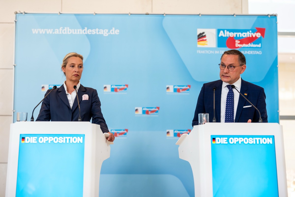 ARCHIV - 05.05.2025, Berlin: Tino Chrupalla, AfD-Bundesvorsitzender und Fraktionsvorsitzender der AfD, und Alice Weidel, Fraktionsvorsitzende der AfD, stehen beim Pressestatment im Bundestag. (zu dpa: ...