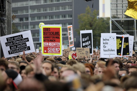 Konzertbesucher beim #wirsindmehr-Konzert gegen Rechts vor der Johanniskirche. Chemnitz, 03.09.2018