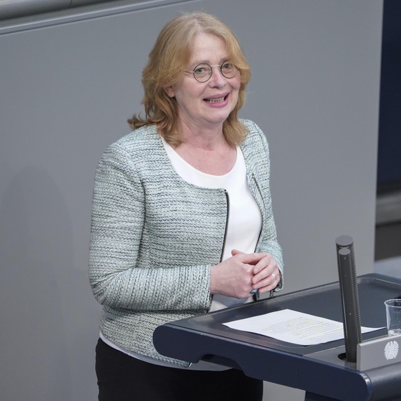 Aktuell, 22.04.2021, Berlin, Tabea Roessner im Portrait bei ihrer Rede zum Thema Telekommunikationsmodernisierungsgesetz bei der 224. Sitzung des Deutschen Bundestag in Berlin