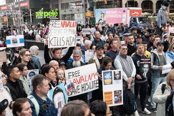 NY: Rally demanding freedom for political prisoners in Russia Hundreds of activists rally on Times Square demanding action to free political prisoners in Russia specifically named Alexei Navalny. Alex ...