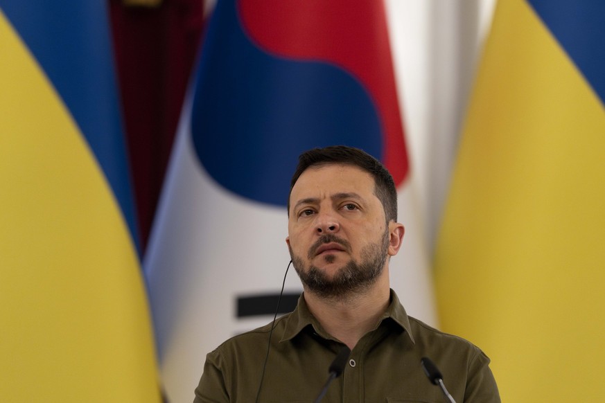 15.07.2023, Ukraine, Kiew: Wolodymyr Selenskyj, Präsident der Ukraine, hört dem südkoreanischen Präsidenten Yoon während einer gemeinsamen Erklärung zu. Der südkoreanische Präsident hat der Ukraine ei ...