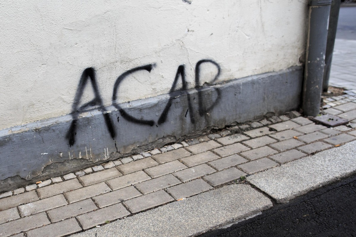 ARCHIV - 16.05.2018, Th�ringen, Erfurt: An einer Hausfassade ist ein ACAB-Graffiti gespr�ht. Die Parole steht f�r "All cops are bastards" und richtet sich gegen Polizeibeamte. (zu dpa: �Spra ...