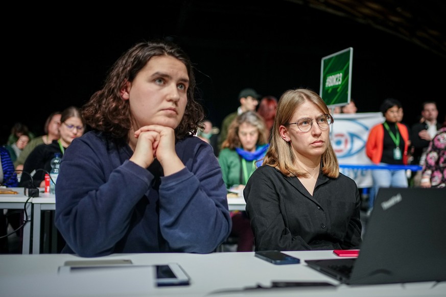 25.11.2023, Baden-Württemberg, Karlsruhe: Katharina Stolla (l) und Svenja Appuhn, die Vorsitzenden der Grüne Jugend, nehmen am Bundesparteitag von Bündnis 90/Die Grünen teil. Die Bundesdelegiertenkonf ...