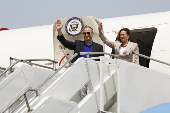 ARCHIV - 29.03.2023, Ghana, Accra: Kamala Harris (r), Vizepräsidentin der USA, und ihr Ehemann Douglas Emhoff winken beim Abflug von Accra in Ghana nach Dar Es Salaam in Tansania. (zu dpa: «Biden schl ...