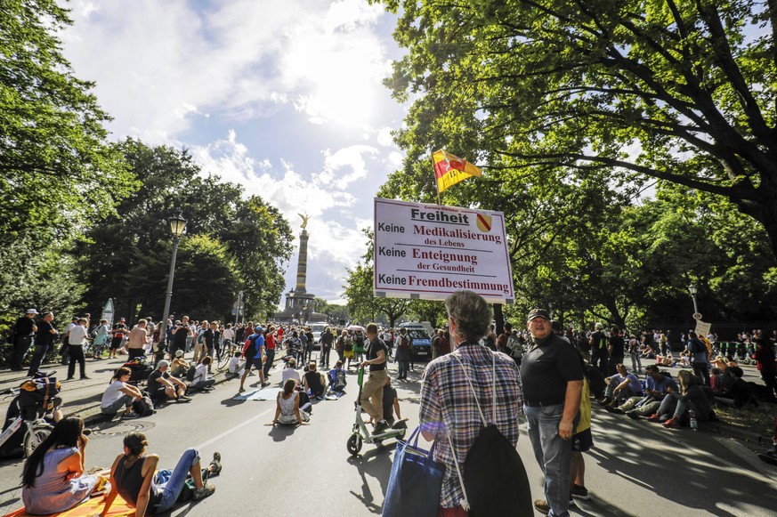 Demonstranten verschiedener Gruppierungen wie etwa der Initiative Querdenken 711 protestierten mit einer Großdemonstration gegen die bestehenden Maßnahmen zur Eindämmung der Corona-Pandemie. Wegen Nic ...