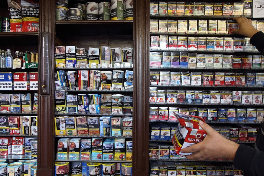 Zigaretten-Packungen in einem Laden (Symbolfoto). 