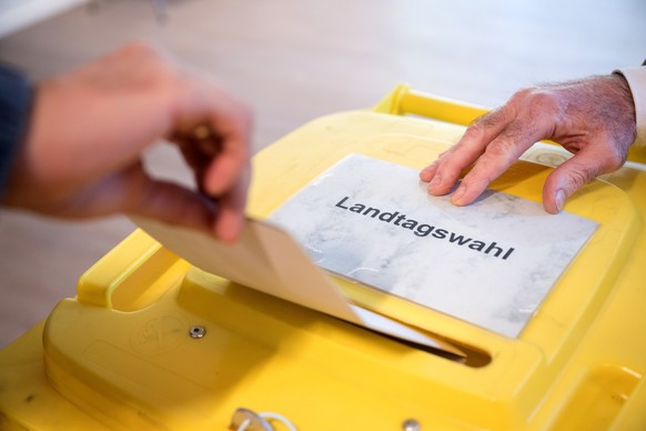 22.09.2024, Brandenburg, Falkensee: Ein Wähler wirft seinen Stimmzettel in die Wahlurne mit der Beschriftung &quot;Landtagswahl&quot;. In Brandenburg findet am Sonntag die Landtagswahl statt. Foto: Se ...