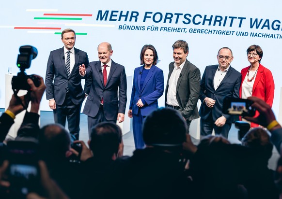 Chrstian Lindner (FDP), Olaf Scholz (SPD), Annalena Baerbock (Grüne), Robert Habeck (Grüne), Norbert Walter-Borjans (SPD) und Saskia Esken (SPD) bei der Vorstellung des Koalitionsvertrags.