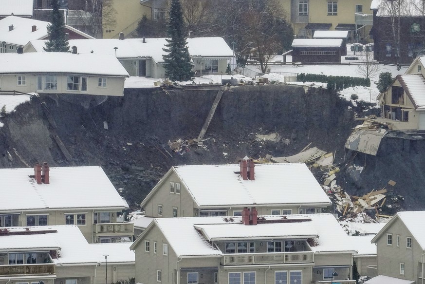 30.12.2020, Norwegen, Oslo: Ein Erdrutsch hat in der Stadt Ask zahlreiche H