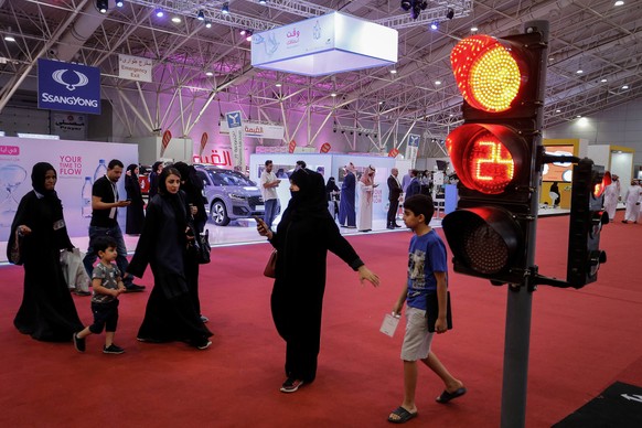 Frauen besuchen eine Automesse in Riad, die ausschließlich für Frauen ist.