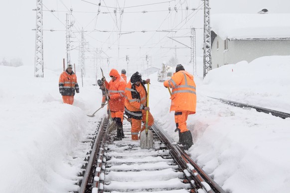 AUT, 2019-01-05; THEMENBILD JAHRESZEIT - WINTEREINBRUCH UND SCHNEECHAOS IM WESTEN - RAEUMDIENST DER OEBB AUF HOCHTOUREN: ; *** CAR 2019 01 05 THEME PICTURE SEASON ONSET OF WINTER AND SNOW CHAOS IN THE ...