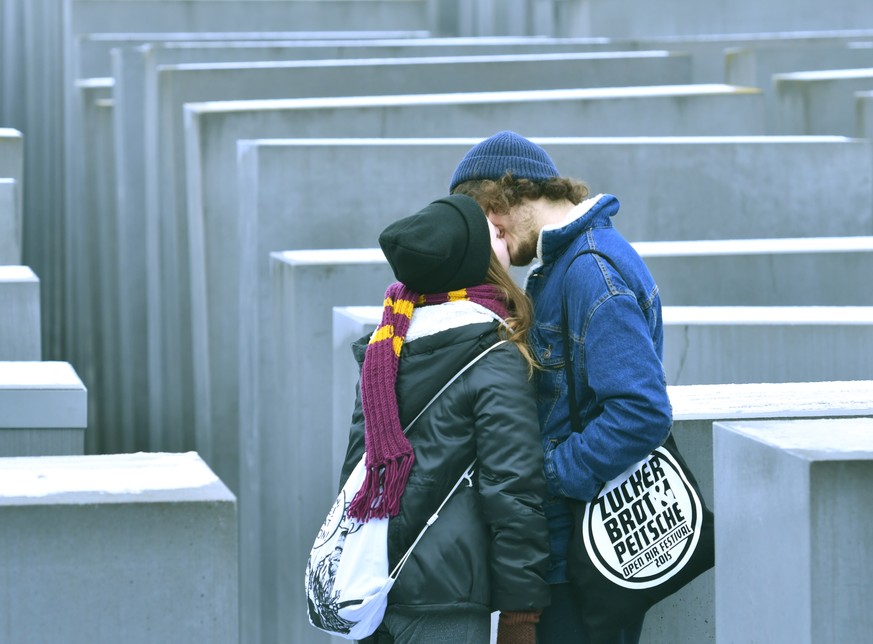 Jugendliche Leichtigkeit und alte historische Lasten am Holocaust-Mahnmal in Berlin.