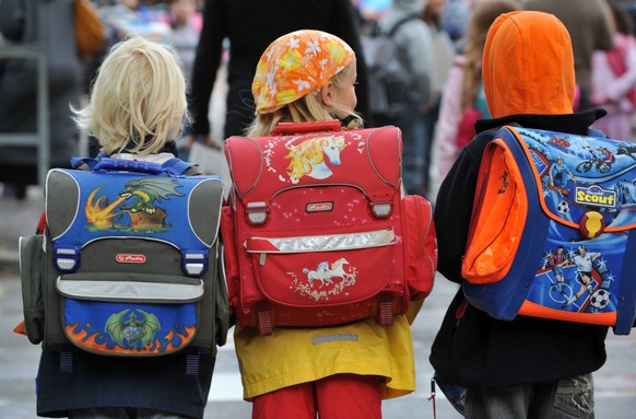 ARCHIV - 14.09.2009, Baden-W�rttemberg, Freiburg: Drei Kinder laufen mit ihren Schulranzen zur Schule. Der auch in Bayern wiederholt vorausgesagte Mangel an Erziehern wird laut einer von der Staatsreg ...