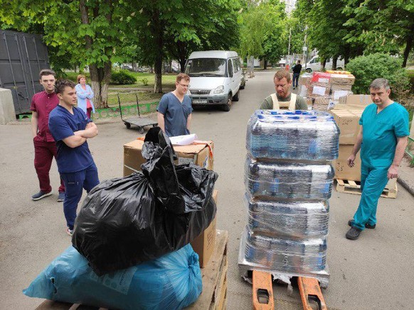 Hilfsgüterlieferung an ein Militärkrankenhaus.