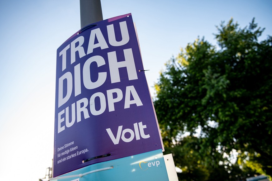 09.06.2024, Berlin: Ein Wahlplakat der Partei «Volt» hängt an einer Straßenlaterne. Die Europawahl begann am 6. Juni und in Deutschland wurde am 9. Juni gewählt. Foto: Fabian Sommer/dpa - ACHTUNG: Nur ...