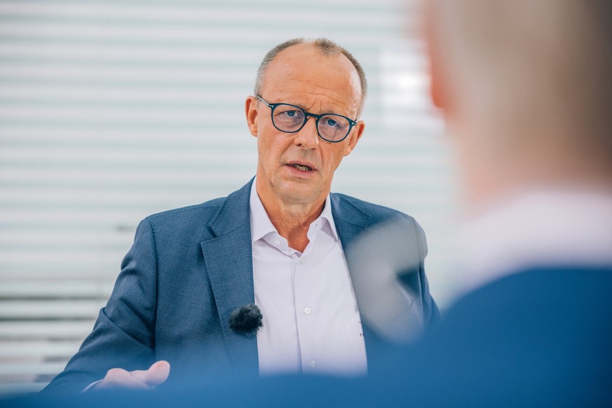 HANDOUT - 23.07.2023, Nordrhein-Westfalen, Arnsberg: Der CDU-Vorsitzende Friedrich Merz (l) sitzt mit Theo Koll, ZDF-Moderator und Leiter des ZDF-Hauptstadtstudios, beim ZDF-Sommerinterview. Foto: Dom ...