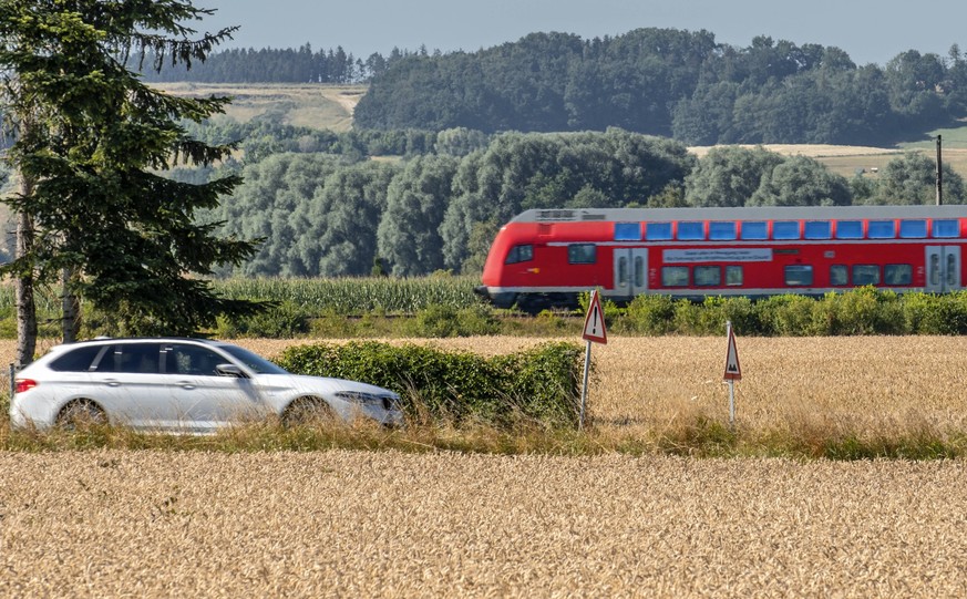 Auto und Regionalzug auf dem Land, unterwegs im Landkreis Landshut, Niederbayern, Juli 2022 Deutschland, N
