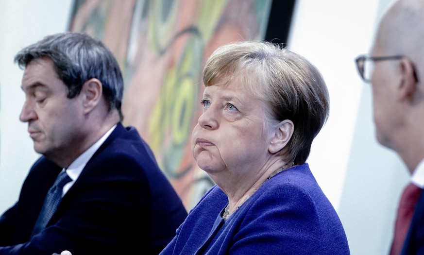 dpatopbilder - 30.04.2020, Berlin: Angela Merkel (M, CDU), Markus Söder (l, CSU), Ministerpräsident von Bayern und CSU-Vorsitzender, und Peter Tschentscher (SPD), Erster Bürgermeister von Hamburg, geb ...