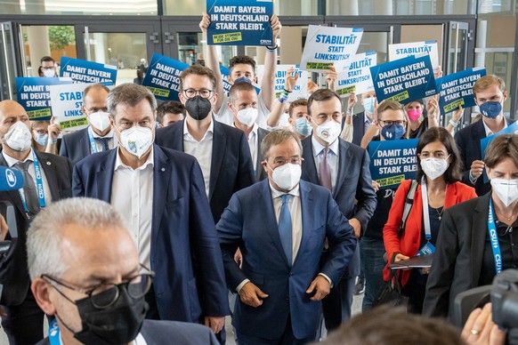 11.09.2021, Bayern, N�rnberg: Markus S�der (Mitte, l), CSU-Parteivorsitzender und Ministerpr�sident von Bayern, geht mit Armin Laschet (M), Unions-Kanzlerkandidat und CDU-Vorsitzender, beim Parteitag  ...