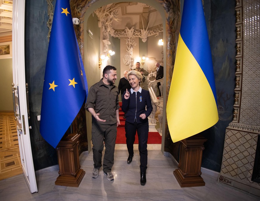 Krieg in der Ukraine. Praesident Volodymyr SELENSKYJ (ZELENSKYY) empfaengt EU Kommissionspraesidentin Ursula VON DER LEYEN und Vizepraesident Josep BORRELL am 08.04.2022. Meeting of the President of U ...