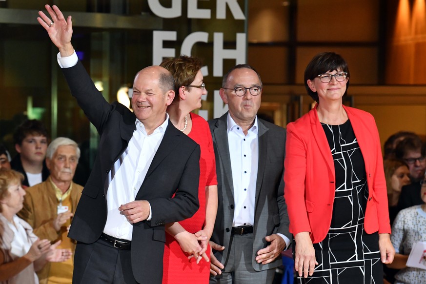 Die Kandidatenpaare Olaf Scholz (l-r) und Klara Geywitz sowie Norbert Walter-Borjans und Saskia Esken.