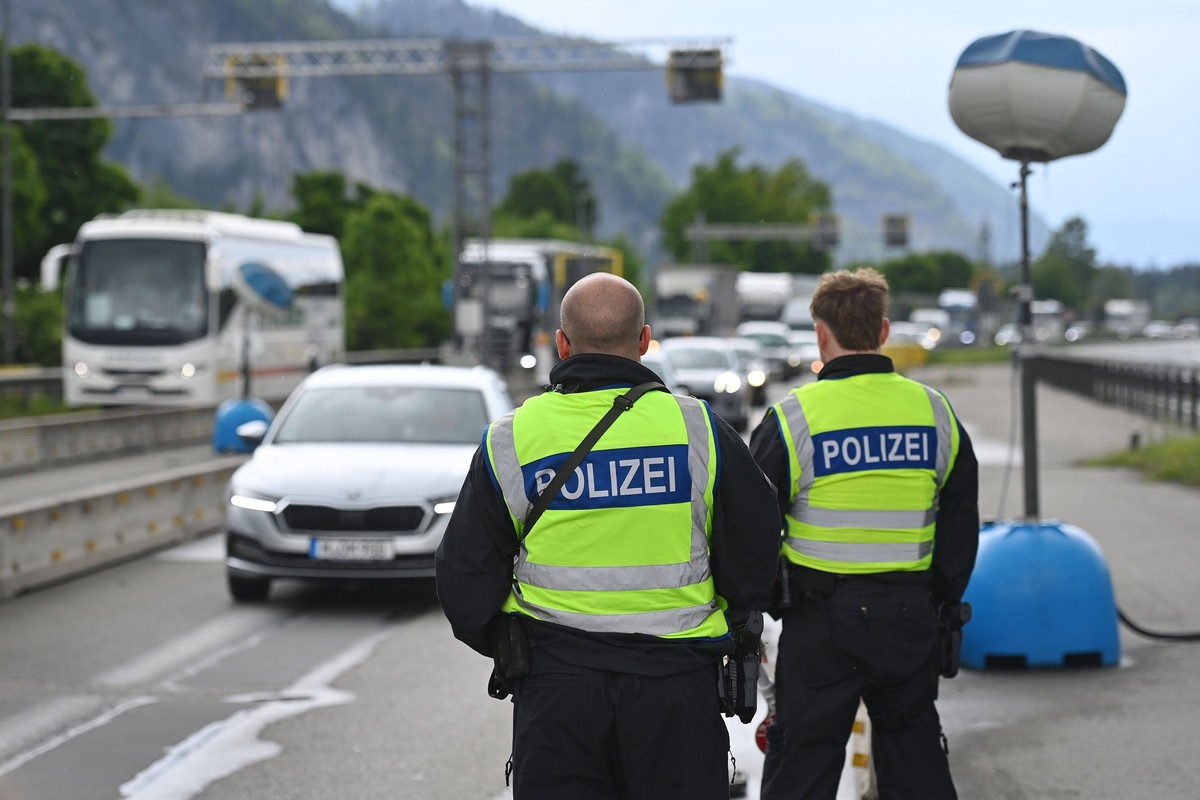 Grenzpolizisten. Alexander DOBRINDT Bundesinnenminister und Markus SOEDER Ministerpraesident Bayern und CSU Vorsitzender machen sich ein Bild von den Grenzkontrollen der Bayerischen Grenzpolizei am Gr ...
