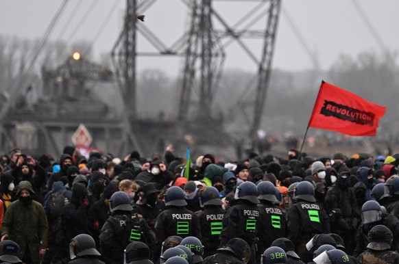 dpatopbilder - 14.01.2023, Nordrhein-Westfalen, Erkelenz: Demonstranten stehen der Polizei in Lützerath gegenüber. Der Energiekonzern RWE will die unter Lützerath liegende Kohle abbaggern - dafür soll ...