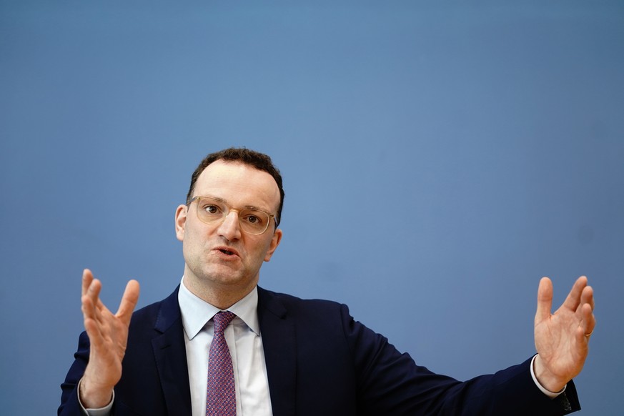 27.02.2020, Berlin: Bundesgesundheitsminister Jens Spahn (CDU) gibt eine Pressekonferenz mit dem Innenminister zur Ausbreitung des Coronavirus und zur Einrichtung eines gemeinsamen Krisenstabs. Nach m ...