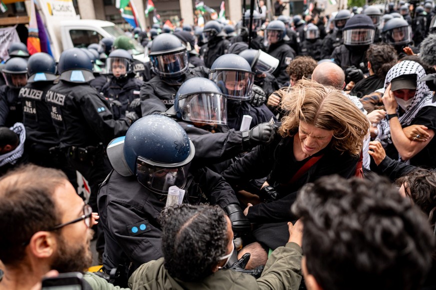 18.05.2024, Berlin: Die Berliner Polizei geht auf der Propalästinensische Demonstration &quot;Palestine will be free&quot; gegen Demonstranten vor. Der 15. Mai markierte den Nakba-Gedenktag, an dem di ...