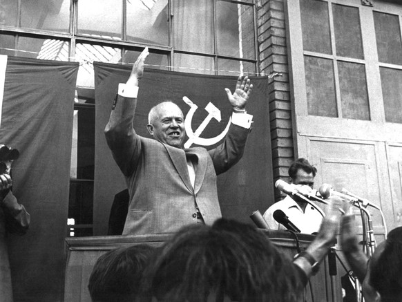Der sowjetische Ministerpräsident Nikita Chruschtschow hält während seines Besuchs in Österreich eine gestenreiche Rede vor den Arbeitern der Austro-Fiat Werke. Undatierte Aufnahme.
