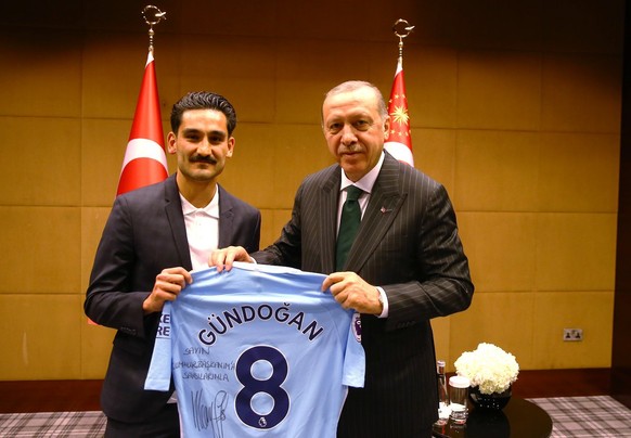 Gündogan schrieb auf sein Trikot: "Mit großem Respekt für meinen Präsidenten."