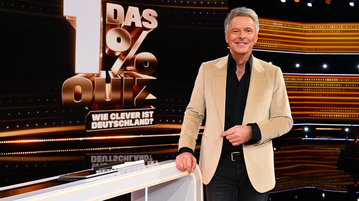 In der neuen SAT.1-Show "Das 1% Quiz - Wie clever ist Deutschland?" misst Moderator Jörg Pilawa ab Mittwoch, 15. März 2023, um 20:15 Uhr, die Intelligenz von 100 Kandidat:innen im Vergleich ...