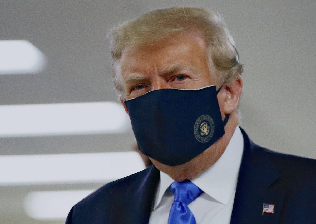 11.07.2020, USA, Bethesda: Donald Trump (l), Präsident der USA, trägt einen Stoff-Mundschutz, auf dem das Präsidenten-Siegel abgebildet ist, bei seinem Besuch im Walter Reed National Military Medical  ...