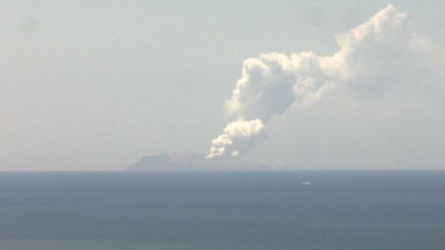 Weißer Rauch steigt aus dem Vulkan auf Vulkan auf White Island. 
