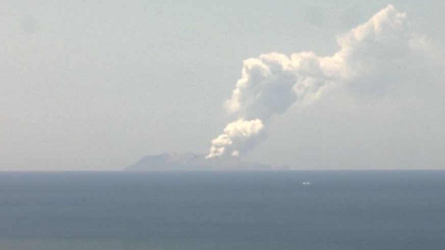 Weißer Rauch steigt aus dem Vulkan auf Vulkan auf White Island.