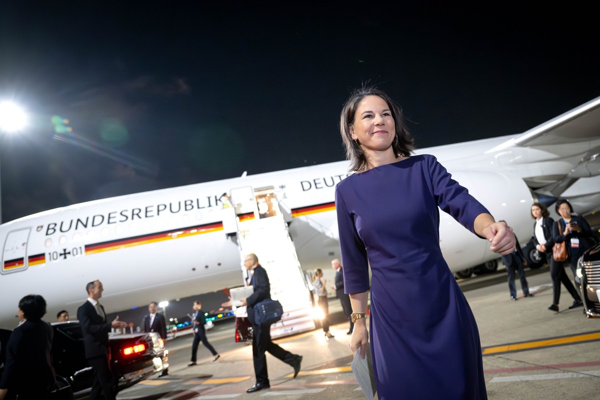 07.11.2023, Japan, Tokio: Annalena Baerbock (B�ndnis 90/Die Gr�nen), Au�enministerin, steigt am Flughafen Tokyo-Haneda aus dem Flugzeug, einem A350 der Luftwaffe. Foto: Sina Schuldt/dpa +++ dpa-Bildfu ...