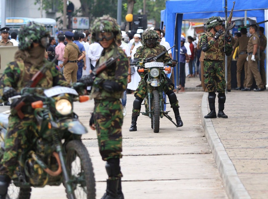 April 26, 2019 - Colombo, Sri Lanka - Sri Lankan Special Task Force (STF) soldiers stand guard at the entrance as Sri Lankan Islam devotees engage in a peace demonstration outside the Dawatagaha Jumma ...