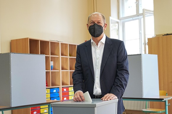 SPD-Kanzlerkandidat Olaf Scholz gibt in der Max Dortu Schule seine Stimme ab zur Bundestagswahl.