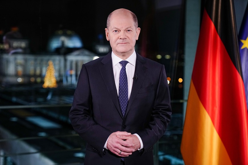 Bundeskanzler Olaf Scholz (SPD) steht bei der Aufzeichnung seiner Neujahrsansprache für das Jahr 2022 für die Fotografen im Bundeskanzleramt. SPERRFRISTEN: Zeitungen: Frei für Freitagszeitungen, 31. D ...