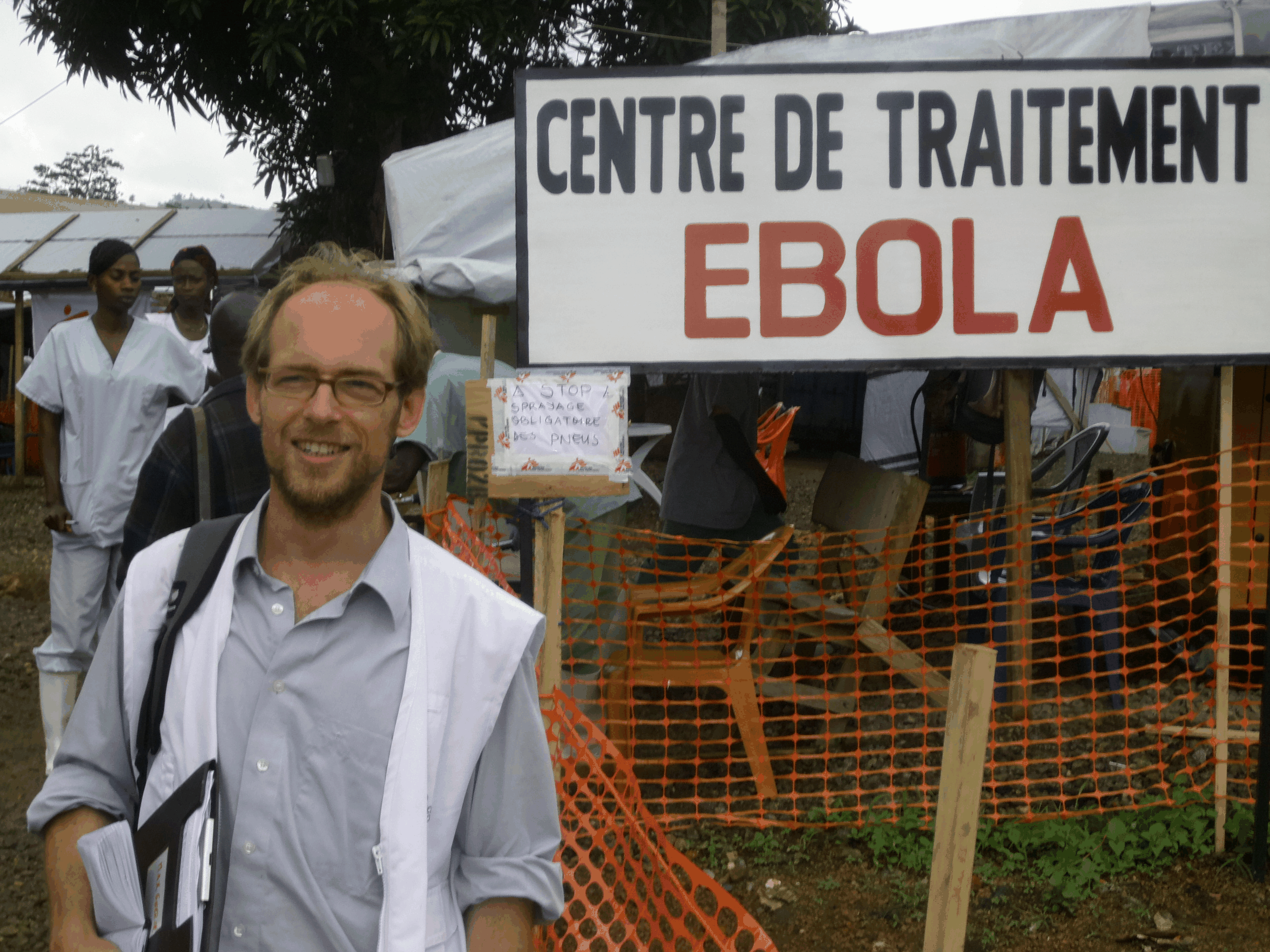 Maximilian Gertler war mehrfach für Ärzte ohne Grenzen in verschiedenen afrikanischen Ländern, unter anderem um bei der Bekämpfung der Ebola-Epidemie 2014 zu helfen.