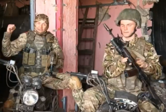 Stolz präsentieren russische Soldaten ihre Kriegsmotorräder, mit denen sie Angriffe an der Front ausführen.