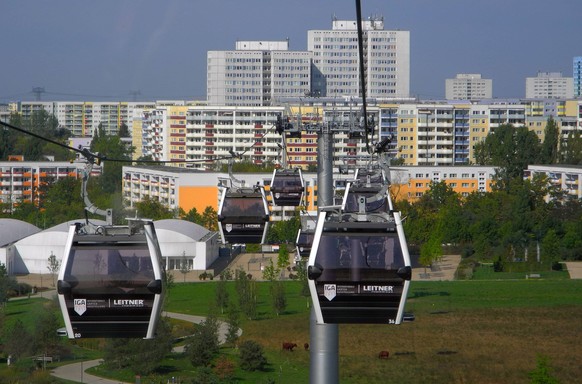 Gaerten der Welt seit 2017, mit der IGA-Seilbahn (1,5 km) vom U5-Bahnhof, Kienberg Gaerten der Welt ueber das IGA-Gelaende. Blick auf Marzahn. *** Gardens of the World since 2017 with the IGA Cable Ca ...