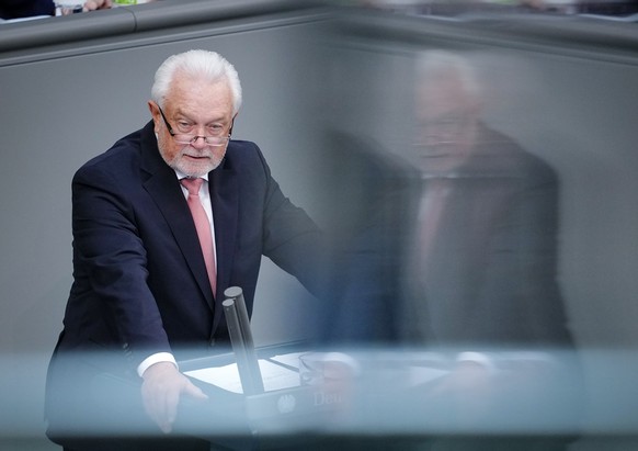 07.04.2022, Berlin: Wolfgang Kubicki, stellvertretender FDP-Parteivorsitzender und Bundestagsvizepr�sident, spricht bei der Sitzung des Bundestags. Der Bundestag stimmt �ber eine Impfpflicht gegen das ...