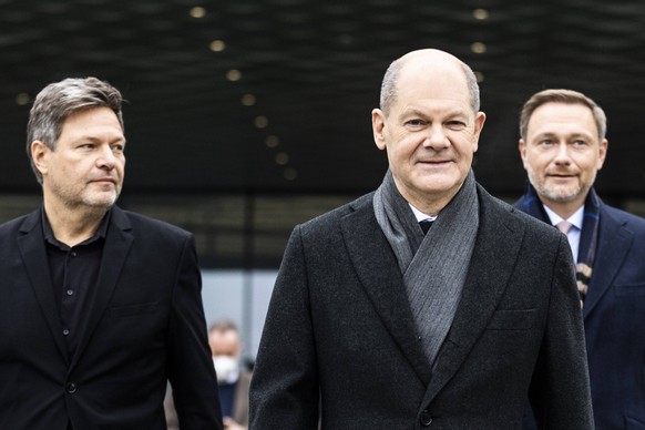 L-R Robert Habeck, designierter Bundesminister fuer Wirtschaft und Klimaschutz und Vizekanzler,Olaf Scholz, designierter Bundeskanzler, und Christian Lindner, designierter Bundesminister der Finanzen, ...