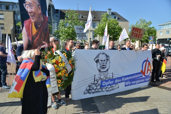 Mitglieder der Jungen Alternative, der Jugendorganisation der AfD, demonstrierten vor der Enthüllung der Karl-Marx-Statue in Trier.